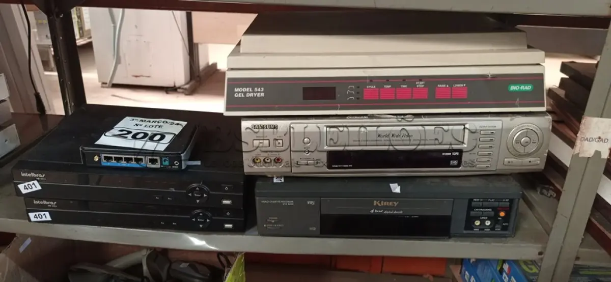 LOTE 200 - 02 DVR, 02 VIDEOCASSETES E 01 APARELHO BIORAD GEL DRYER. (NO ESTADO) ATENÇÃO! FAZER A VISITAÇÃO ANTES DE ARREMATAR, NÃO SABEMOS SE FUNCIONA. LEILÃO NÃO TEM GARANTIA E NEM DEVOLUÇÃO, SUJEITO A POSSÍVEIS AVARIAS VISÍVEIS/OCULTAS E/OU AUSÊNCIA DE COMPONENTES.