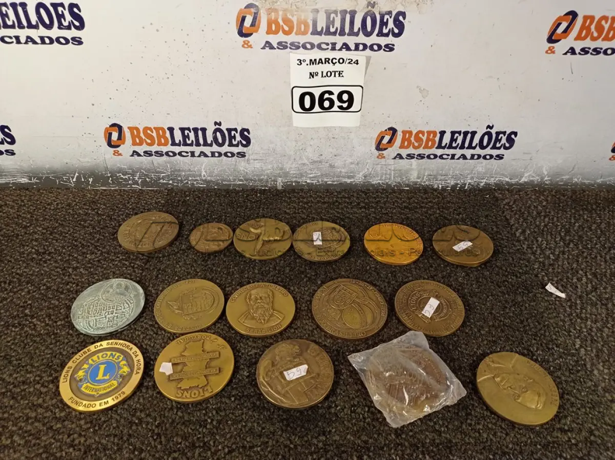 LOTE 069 - 01 LOTE COM VÁRIAS MEDALHAS COMEMORATIVAS DIVERSAS. (NO ESTADO) ATENÇÃO! FAZER A VISITAÇÃO ANTES DE ARREMATAR, NÃO SABEMOS SE FUNCIONA. LEILÃO NÃO TEM GARANTIA E NEM DEVOLUÇÃO, SUJEITO A POSSÍVEIS AVARIAS VISÍVEIS/OCULTAS E/OU AUSÊNCIA DE COMPONENTES.