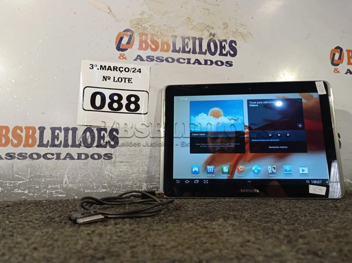 LOTE 088 - 01 TABLET SAMSUNG TAB2 TELA 10” COM CABO. (NO ESTADO) ATENÇÃO! FAZER A VISITAÇÃO ANTES DE ARREMATAR, NÃO SABEMOS SE FUNCIONA. LEILÃO NÃO TEM GARANTIA E NEM DEVOLUÇÃO, SUJEITO A POSSÍVEIS AVARIAS VISÍVEIS/OCULTAS E/OU AUSÊNCIA DE COMPONENTES.