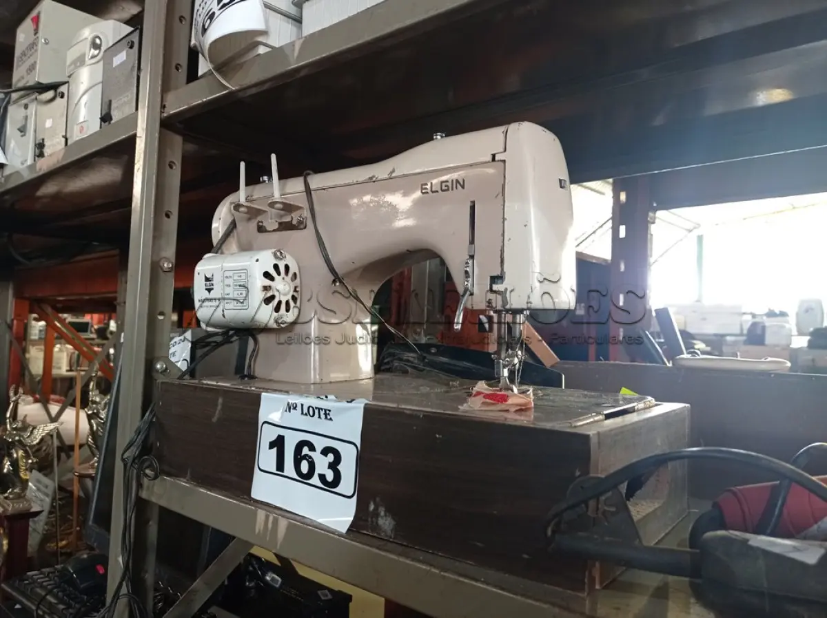LOTE 163 - 01 MÁQUINA DE COSTURA MARCA ELGIN. (NO ESTADO) ATENÇÃO! FAZER A VISITAÇÃO ANTES DE ARREMATAR, NÃO SABEMOS SE FUNCIONA. LEILÃO NÃO TEM GARANTIA E NEM DEVOLUÇÃO, SUJEITO A POSSÍVEIS AVARIAS VISÍVEIS/OCULTAS E/OU AUSÊNCIA DE COMPONENTES.