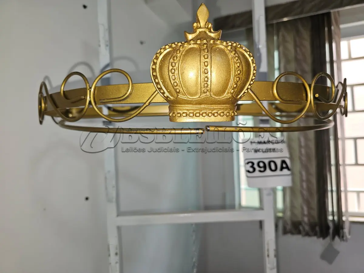 LOTE 390 - 01 DOSSEL DE PAREDE COM COROA DETALHES EM ARABESCO (NOVO) (NO ESTADO)