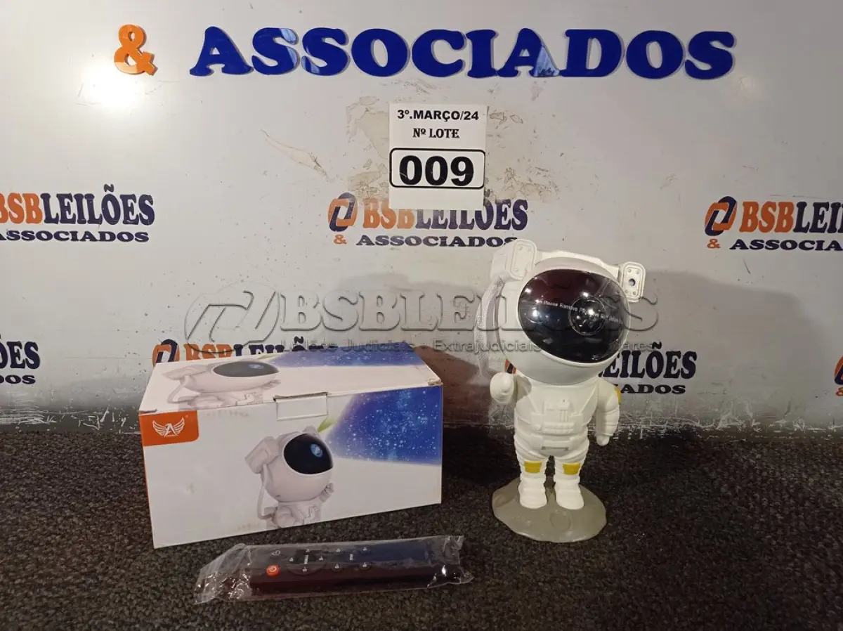 LOTE 009 - 01 PROJETOR ASTRONAUTA GALÁXIA DE LUZES. (NO ESTADO) ATENÇÃO! FAZER A VISITAÇÃO ANTES DE ARREMATAR, NÃO SABEMOS SE FUNCIONA. LEILÃO NÃO TEM GARANTIA E NEM DEVOLUÇÃO, SUJEITO A POSSÍVEIS AVARIAS VISÍVEIS/OCULTAS E/OU AUSÊNCIA DE COMPONENTES.