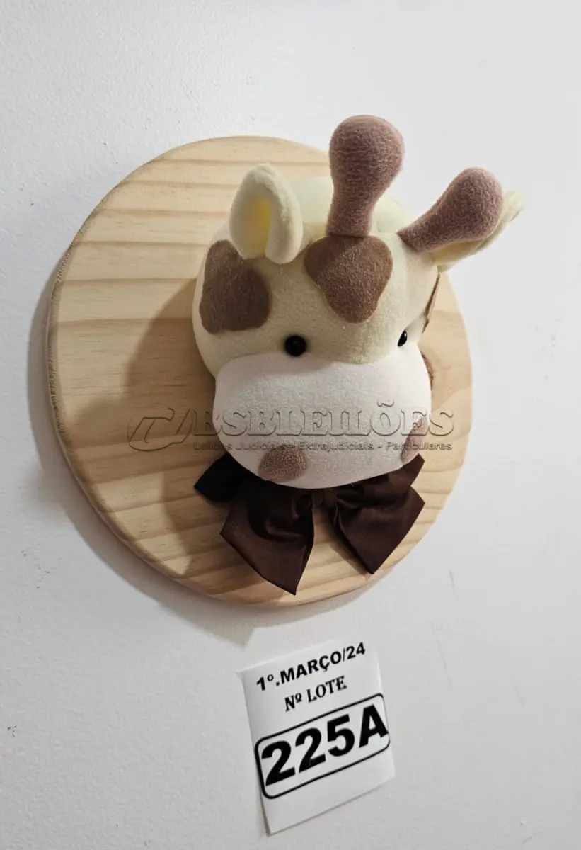 LOTE 225 - 01 QUADRO EM PINUS COM CABEÇA DE PELÚCIA GIRAFA, LAÇO MARROM NO TEMA SAFARI. (NOVO) (NO ESTADO)