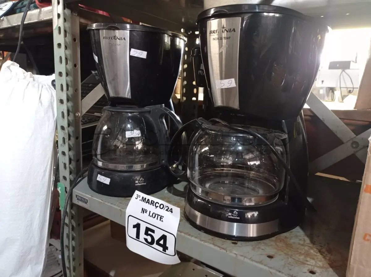 LOTE 154 - 03 CAFETEIRAS MARCAS E MODELOS DIVERSOS. (NO ESTADO) ATENÇÃO! FAZER A VISITAÇÃO ANTES DE ARREMATAR, NÃO SABEMOS SE FUNCIONA. LEILÃO NÃO TEM GARANTIA E NEM DEVOLUÇÃO, SUJEITO A POSSÍVEIS AVARIAS VISÍVEIS/OCULTAS E/OU AUSÊNCIA DE COMPONENTES.