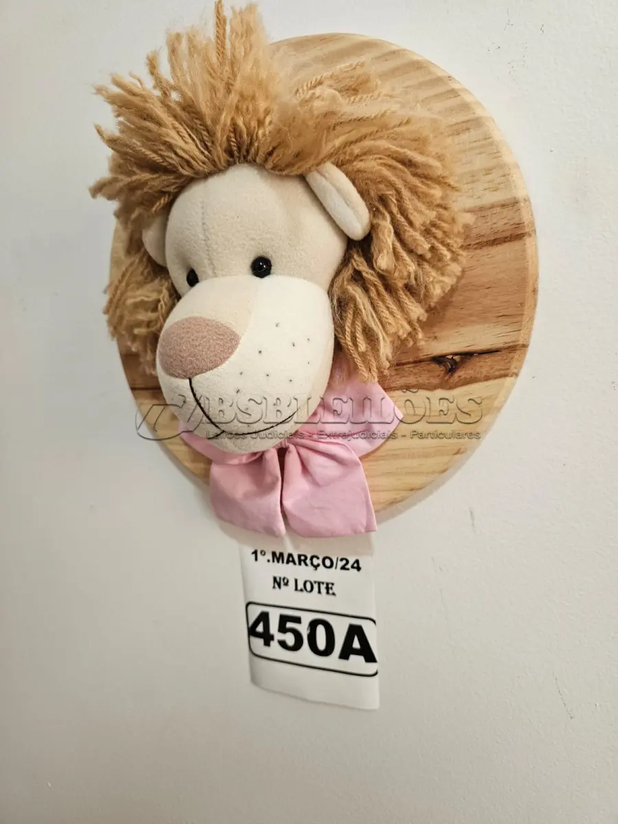 LOTE 450 - 01 QUADRO EM PINUS COM CABEÇA DE PELÚCIA LEÃO, LAÇO ROSA NO TEMA SAFARI. (NOVO) (NO ESTADO)