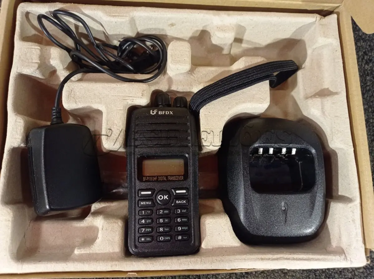 LOTE 007 - 01 RÁDIO COMUNICADOR. (NO ESTADO) ATENÇÃO! FAZER A VISITAÇÃO ANTES DE ARREMATAR, NÃO SABEMOS SE FUNCIONA. LEILÃO NÃO TEM GARANTIA E NEM DEVOLUÇÃO, SUJEITO A POSSÍVEIS AVARIAS VISÍVEIS/OCULTAS E/OU AUSÊNCIA DE COMPONENTES.