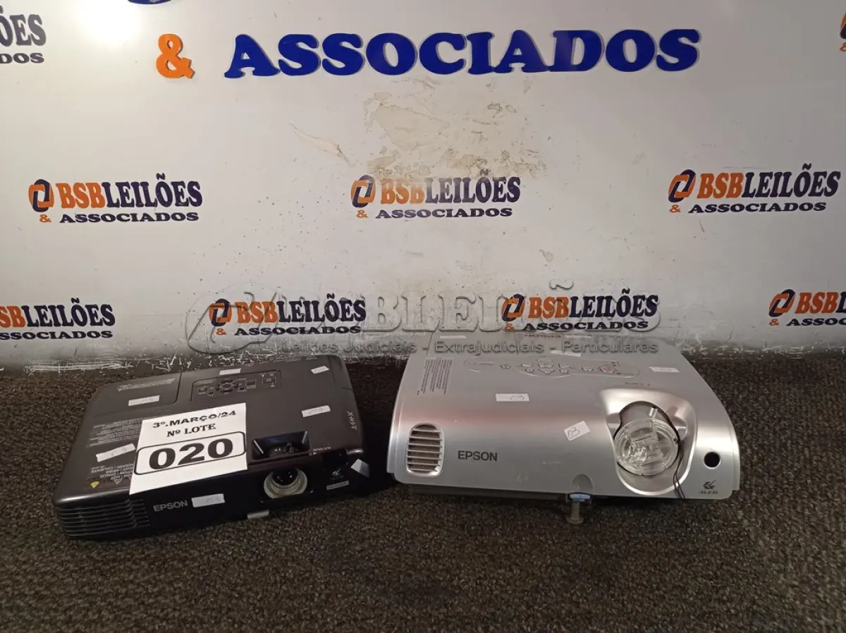 LOTE 020 - 02 PROJETORES MULTIMIDIA MARCAS E MODELOS DIVERSOS PARA RETIRADA DE PEÇAS. (NO ESTADO) ATENÇÃO! FAZER A VISITAÇÃO ANTES DE ARREMATAR, NÃO SABEMOS SE FUNCIONA. LEILÃO NÃO TEM GARANTIA E NEM DEVOLUÇÃO, SUJEITO A POSSÍVEIS AVARIAS VISÍVEIS/OCULTAS E/OU AUSÊNCIA DE COMPONENTES.