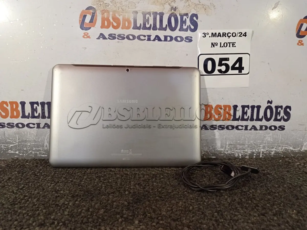 LOTE 054 - 01 TABLET SAMSUNG TAB2 TELA 10” COM CABO. (NO ESTADO) ATENÇÃO! FAZER A VISITAÇÃO ANTES DE ARREMATAR, NÃO SABEMOS SE FUNCIONA. LEILÃO NÃO TEM GARANTIA E NEM DEVOLUÇÃO, SUJEITO A POSSÍVEIS AVARIAS VISÍVEIS/OCULTAS E/OU AUSÊNCIA DE COMPONENTES.