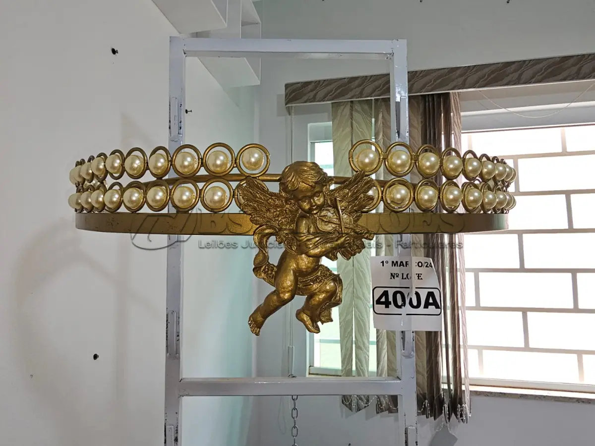 LOTE 400 - 01 DOSSEL DE PAREDE DOURADO ANJINHO COM PÉROLAS (NOVO) (NO ESTADO)