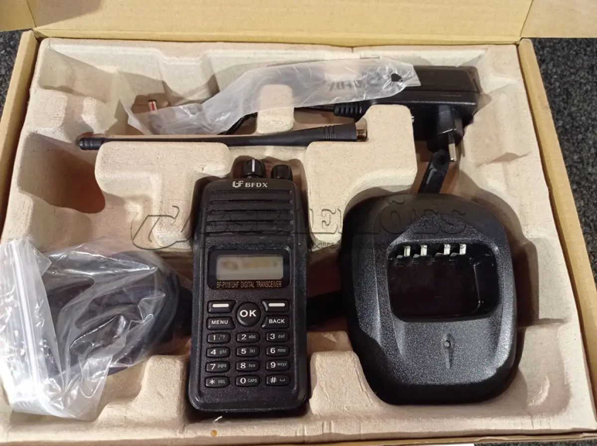 LOTE 049 - 01 RÁDIO COMUNICADOR. (NO ESTADO) ATENÇÃO! FAZER A VISITAÇÃO ANTES DE ARREMATAR, NÃO SABEMOS SE FUNCIONA. LEILÃO NÃO TEM GARANTIA E NEM DEVOLUÇÃO, SUJEITO A POSSÍVEIS AVARIAS VISÍVEIS/OCULTAS E/OU AUSÊNCIA DE COMPONENTES.