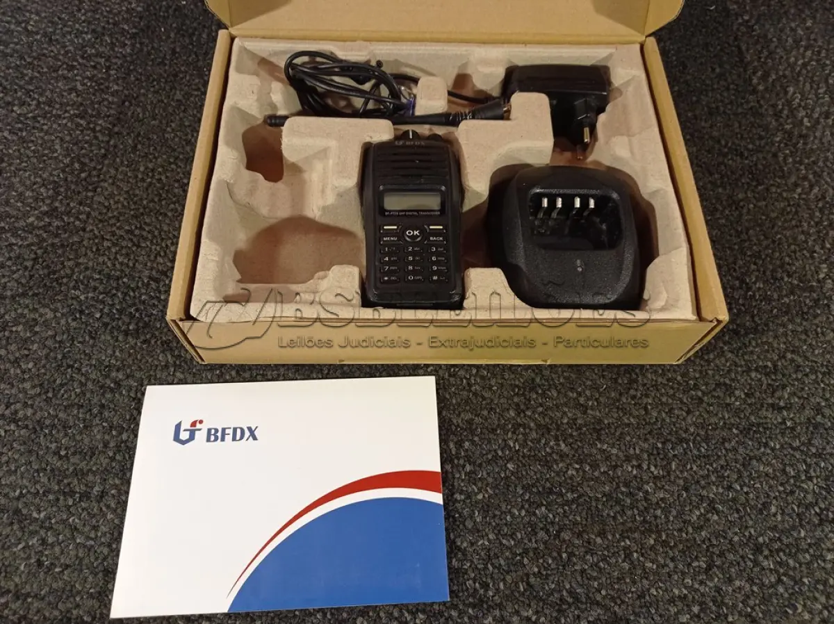 LOTE 038 - 01 RÁDIO COMUNICADOR. (NO ESTADO) ATENÇÃO! FAZER A VISITAÇÃO ANTES DE ARREMATAR, NÃO SABEMOS SE FUNCIONA. LEILÃO NÃO TEM GARANTIA E NEM DEVOLUÇÃO, SUJEITO A POSSÍVEIS AVARIAS VISÍVEIS/OCULTAS E/OU AUSÊNCIA DE COMPONENTES.