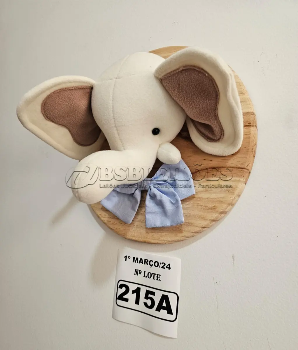 LOTE 215 - 01 QUADRO EM PINUS COM CABEÇA DE PELÚCIA ELEFANTE, LAÇO AZUL NO TEMA SAFARI. (NOVO) (NO ESTADO)