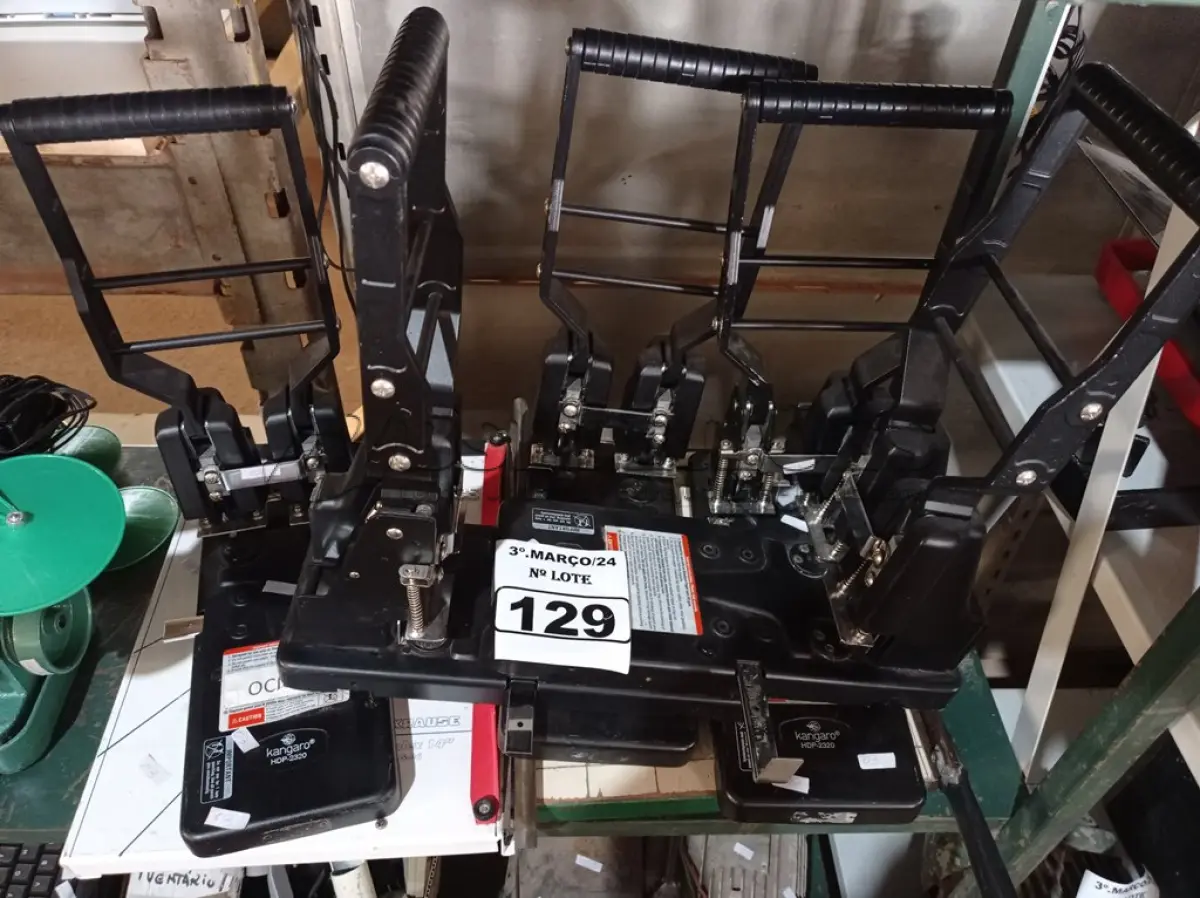LOTE 129 - 05 PERFURADORES DE FOLHAS E 02 GUILHOTINAS DE MESA. (NO ESTADO) ATENÇÃO! FAZER A VISITAÇÃO ANTES DE ARREMATAR, NÃO SABEMOS SE FUNCIONA. LEILÃO NÃO TEM GARANTIA E NEM DEVOLUÇÃO, SUJEITO A POSSÍVEIS AVARIAS VISÍVEIS/OCULTAS E/OU AUSÊNCIA DE COMPONENTES.