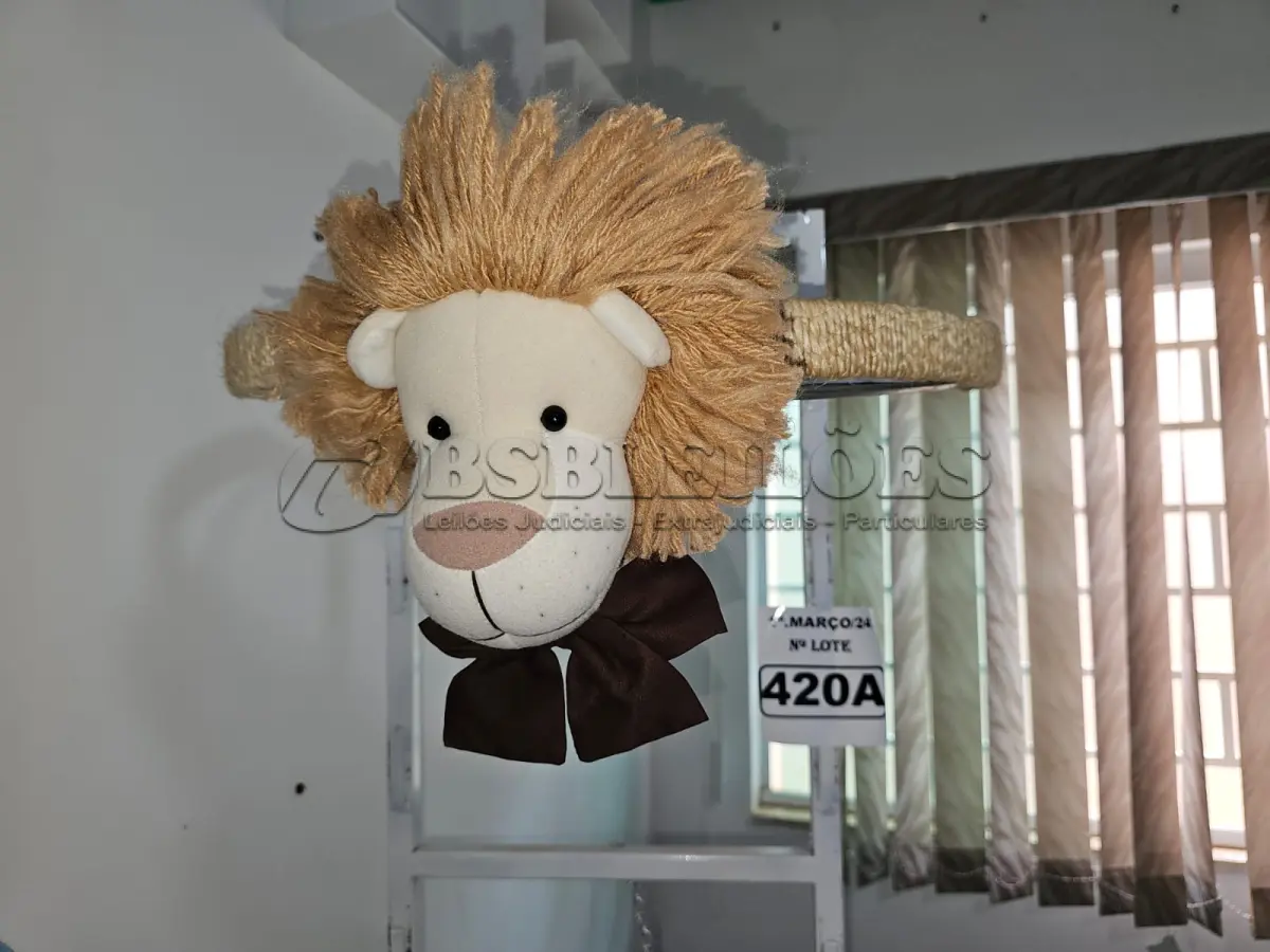 LOTE 420 - 01 DOSSEL DE PAREDE SAFARI COM SISAL E PELÚCIA DE LEÃO (NOVO) (NO ESTADO)