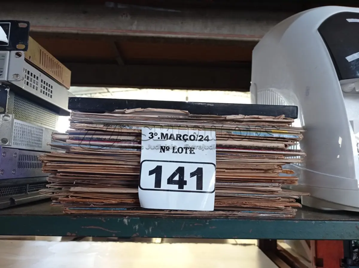 LOTE 141 - 01 LOTE COM VÁRIOS DISCOS DE VINIL. (NO ESTADO) ATENÇÃO! FAZER A VISITAÇÃO ANTES DE ARREMATAR, NÃO SABEMOS SE FUNCIONA. LEILÃO NÃO TEM GARANTIA E NEM DEVOLUÇÃO, SUJEITO A POSSÍVEIS AVARIAS VISÍVEIS/OCULTAS E/OU AUSÊNCIA DE COMPONENTES.