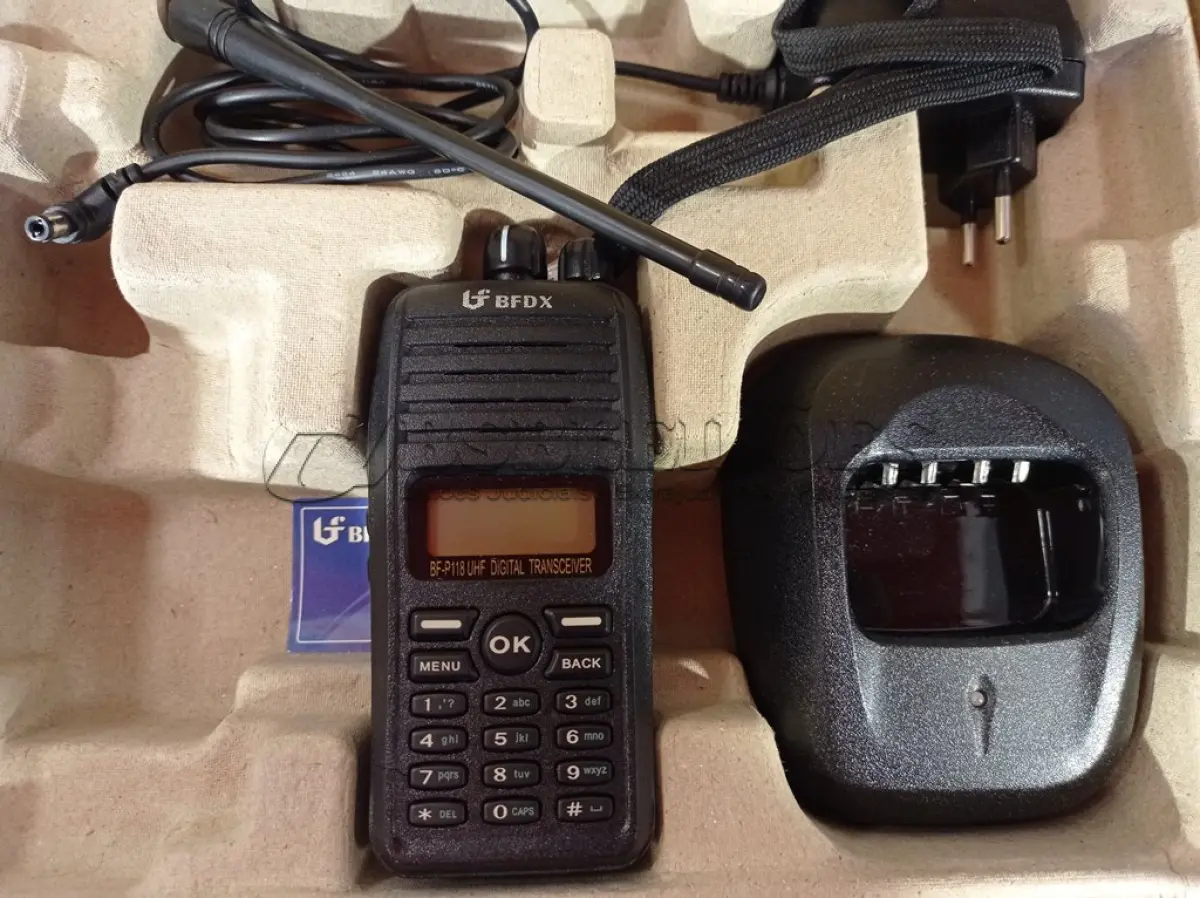 LOTE 029 - 01 RÁDIO COMUNICADOR. (NO ESTADO) ATENÇÃO! FAZER A VISITAÇÃO ANTES DE ARREMATAR, NÃO SABEMOS SE FUNCIONA. LEILÃO NÃO TEM GARANTIA E NEM DEVOLUÇÃO, SUJEITO A POSSÍVEIS AVARIAS VISÍVEIS/OCULTAS E/OU AUSÊNCIA DE COMPONENTES.