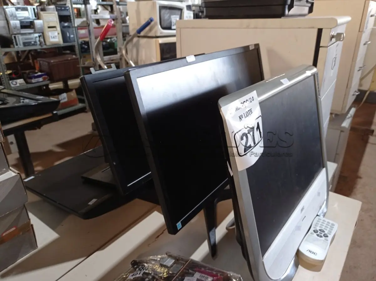 LOTE 271 - 04 MONITORES MARCAS E MODELOS DIVERSOS PARA RETIRADA DE PEÇAS. (NO ESTADO) ATENÇÃO! FAZER A VISITAÇÃO ANTES DE ARREMATAR, NÃO SABEMOS SE FUNCIONA. LEILÃO NÃO TEM GARANTIA E NEM DEVOLUÇÃO, SUJEITO A POSSÍVEIS AVARIAS VISÍVEIS/OCULTAS E/OU AUSÊNCIA DE COMPONENTES.