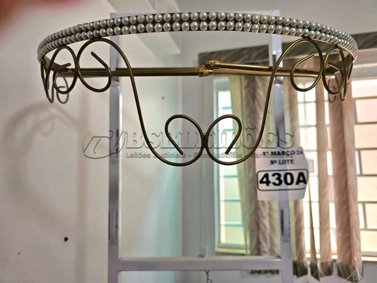 LOTE 430 - 01 DOSSEL DE PAREDE ARABESCO DOURADO COM PÉROLAS (NOVO) (NO ESTADO)
