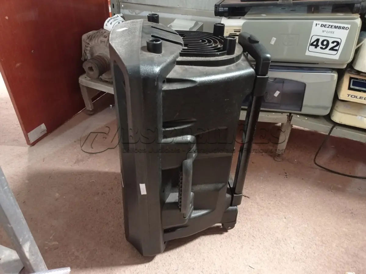 LOTE 205 - 01 CAIXA DE SOM AMPLIFICADA MARCA TRC. (NO ESTADO) ATENÇÃO! FAZER A VISITAÇÃO ANTES DE ARREMATAR, NÃO SABEMOS SE FUNCIONA. LEILÃO NÃO TEM GARANTIA E NEM DEVOLUÇÃO, SUJEITO A POSSÍVEIS AVARIAS VISÍVEIS/OCULTAS E/OU AUSÊNCIA DE COMPONENTES.