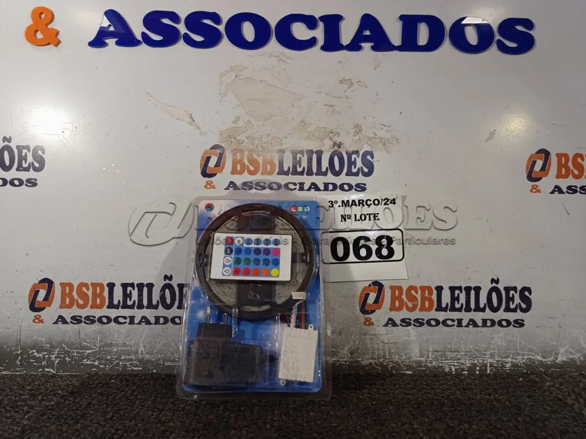 LOTE 068 - 01 JOGO DE FITA LED COM CONTROLE REMOTO. (NO ESTADO) ATENÇÃO! FAZER A VISITAÇÃO ANTES DE ARREMATAR, NÃO SABEMOS SE FUNCIONA. LEILÃO NÃO TEM GARANTIA E NEM DEVOLUÇÃO, SUJEITO A POSSÍVEIS AVARIAS VISÍVEIS/OCULTAS E/OU AUSÊNCIA DE COMPONENTES.