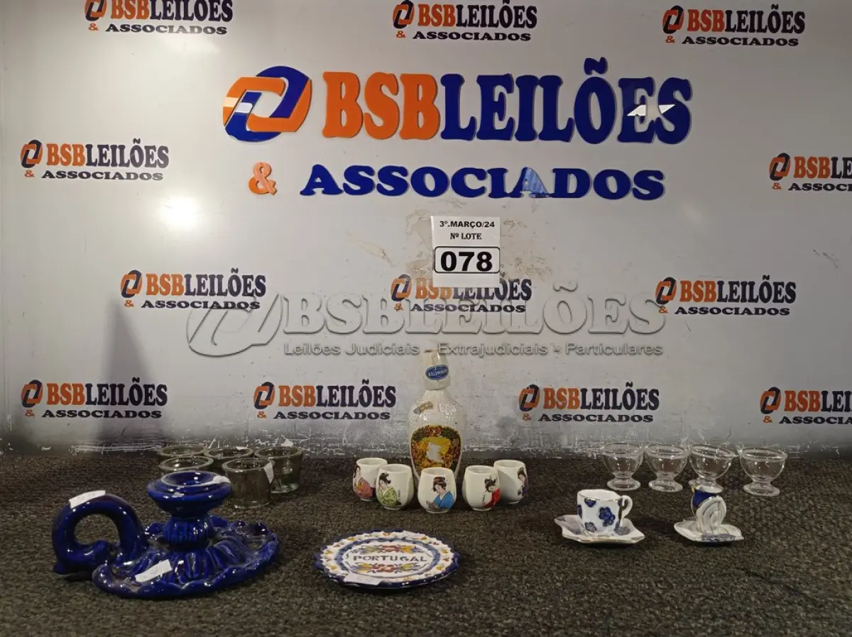 LOTE 078 - 01 LOTE COM OBJETOS DECORATIVOS DIVERSOS. (NO ESTADO) ATENÇÃO! FAZER A VISITAÇÃO ANTES DE ARREMATAR, NÃO SABEMOS SE FUNCIONA. LEILÃO NÃO TEM GARANTIA E NEM DEVOLUÇÃO, SUJEITO A POSSÍVEIS AVARIAS VISÍVEIS/OCULTAS E/OU AUSÊNCIA DE COMPONENTES.