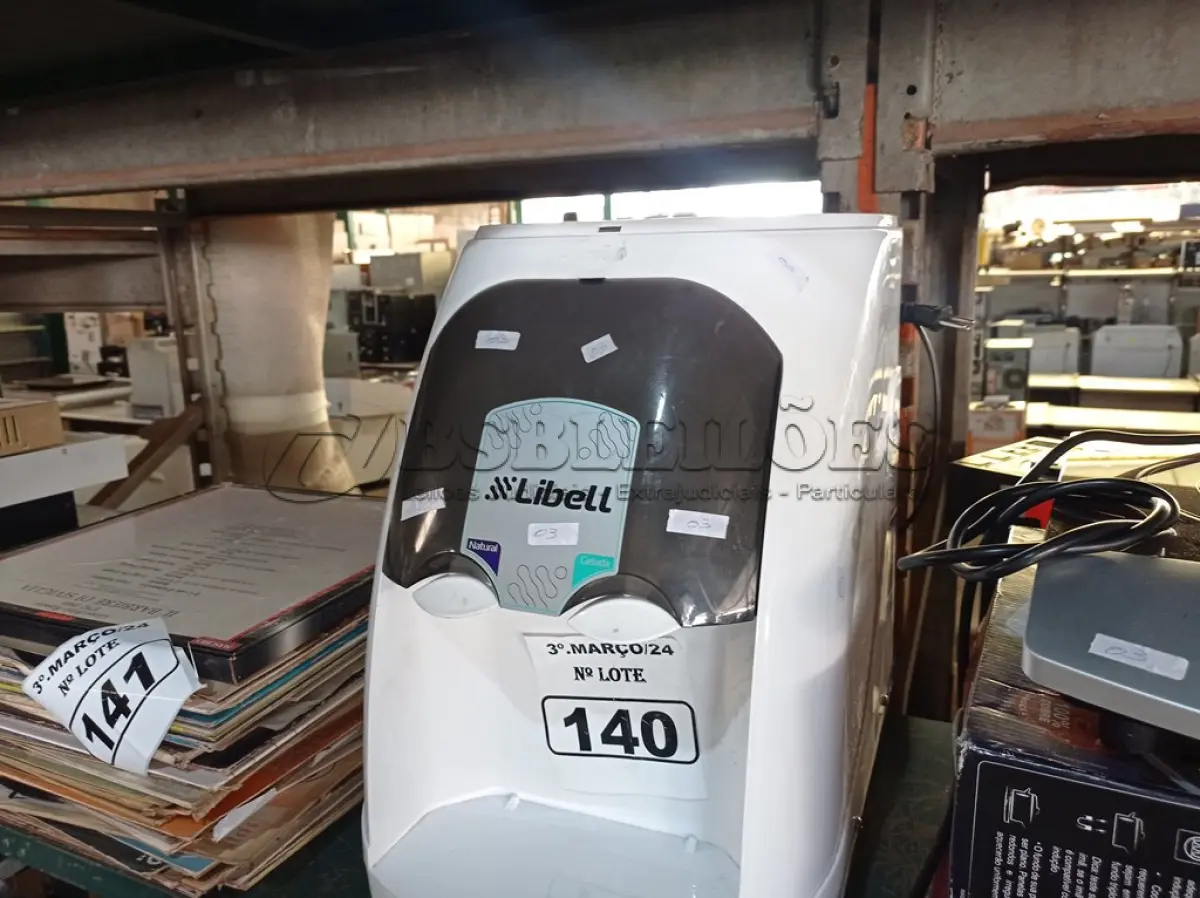 LOTE 140 - 01 BEBEDOURO PARA GARRAFÃO 220V. (NO ESTADO) ATENÇÃO! FAZER A VISITAÇÃO ANTES DE ARREMATAR, NÃO SABEMOS SE FUNCIONA. LEILÃO NÃO TEM GARANTIA E NEM DEVOLUÇÃO, SUJEITO A POSSÍVEIS AVARIAS VISÍVEIS/OCULTAS E/OU AUSÊNCIA DE COMPONENTES.
