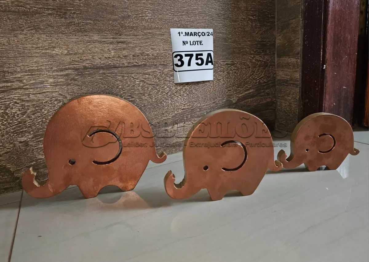 LOTE 375 - 01 TRIO ELEFANTINHOS EM MADEIRA NA COR COBRE (NOVO) (NO ESTADO)
