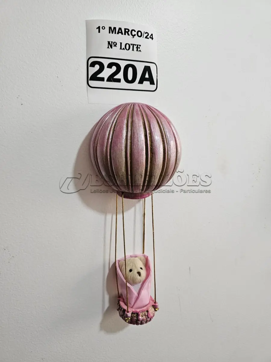 LOTE 220 - 01 URSINHO BALOEIRO, PINTURA NO ROSA E DOURADO E TODA ENVERNIZADA. JÁ VEM COM O FIXADOR PARA A SUA PAREDE. (NOVO) (NO ESTADO)