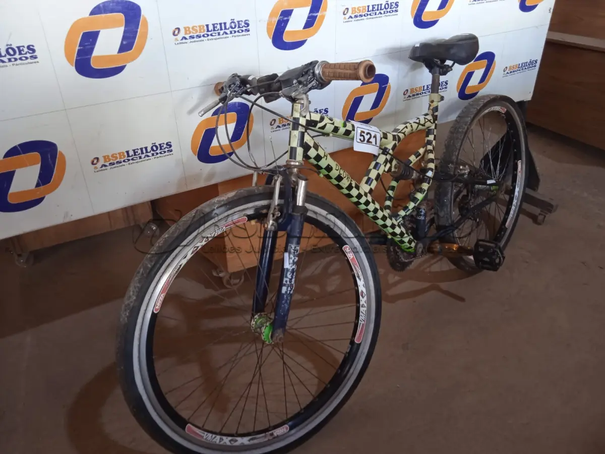 LOTE 521 - 01 BICICLETA COM QUADRO DE MOLA. (NO ESTADO) ATENÇÃO! FAZER A VISITAÇÃO ANTES DE ARREMATAR, NÃO SABEMOS SE FUNCIONA. LEILÃO NÃO TEM GARANTIA E NEM DEVOLUÇÃO, SUJEITO A POSSÍVEIS AVARIAS VISÍVEIS/OCULTAS E/OU AUSÊNCIA DE COMPONENTES.