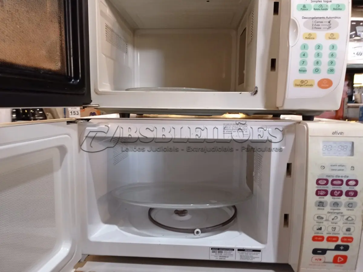 LOTE 243 - 03 MICRO-ONDAS MARCAS E MODELOS DIVERSOS. (NO ESTADO) ATENÇÃO! FAZER A VISITAÇÃO ANTES DE ARREMATAR, NÃO SABEMOS SE FUNCIONA. LEILÃO NÃO TEM GARANTIA E NEM DEVOLUÇÃO, SUJEITO A POSSÍVEIS AVARIAS VISÍVEIS/OCULTAS E/OU AUSÊNCIA DE COMPONENTES.