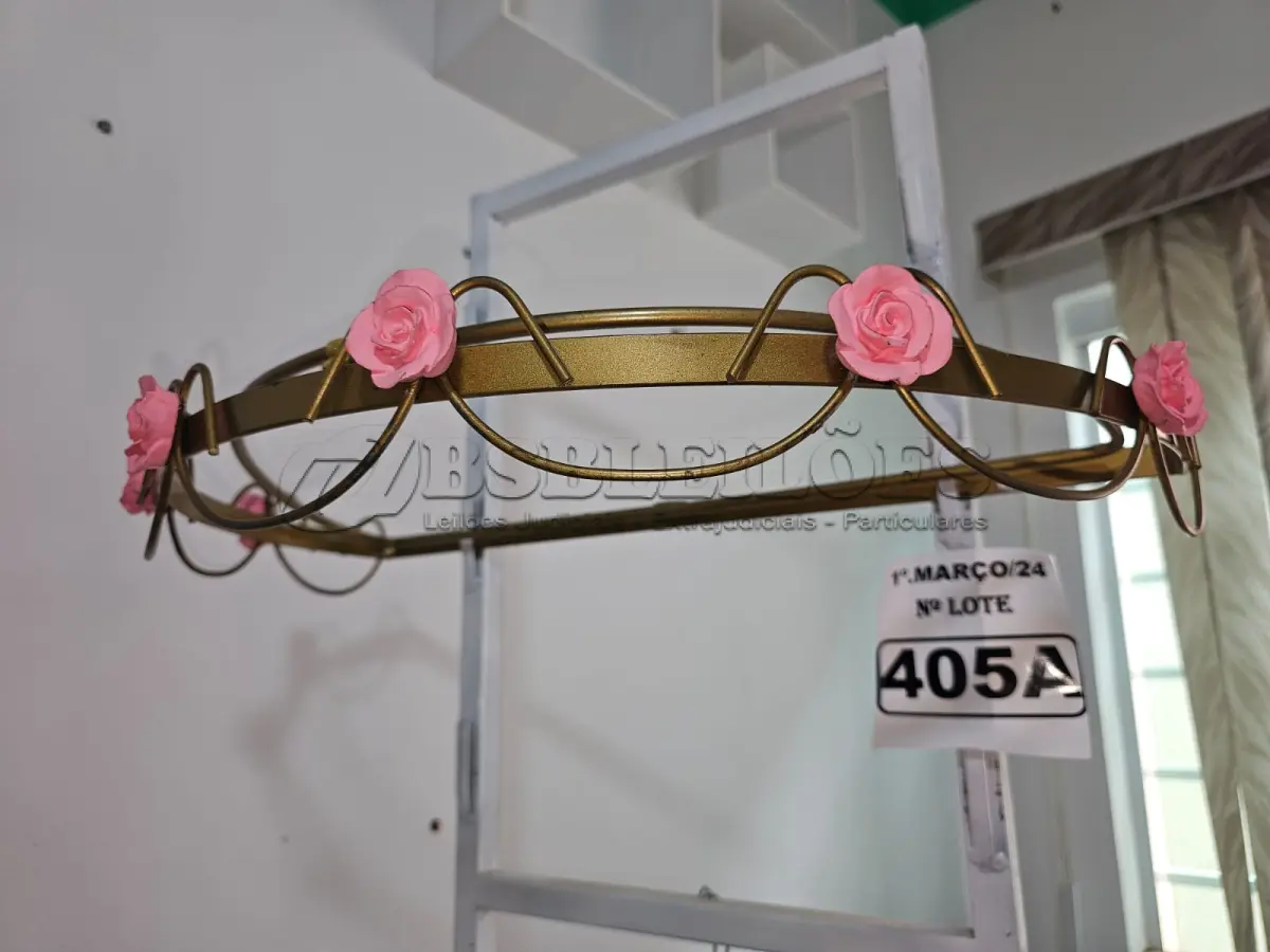 LOTE 405 - 01 DOSSEL DE PAREDE DOURADO FLORES ROSA. (NOVO) (NO ESTADO)