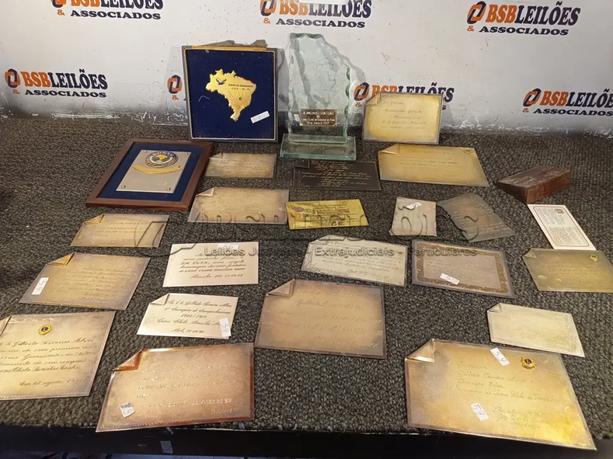 LOTE 066 - 01 LOTE COM VÁRIAS PLACAS COMEMORATIVAS. (NO ESTADO) ATENÇÃO! FAZER A VISITAÇÃO ANTES DE ARREMATAR, NÃO SABEMOS SE FUNCIONA. LEILÃO NÃO TEM GARANTIA E NEM DEVOLUÇÃO, SUJEITO A POSSÍVEIS AVARIAS VISÍVEIS/OCULTAS E/OU AUSÊNCIA DE COMPONENTES.