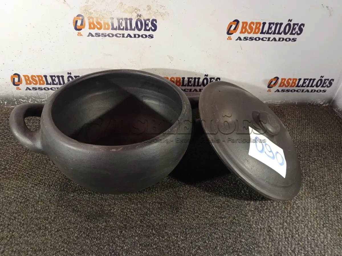LOTE 090 - 01 PANELA DE BARRO. (NO ESTADO) ATENÇÃO! FAZER A VISITAÇÃO ANTES DE ARREMATAR, NÃO SABEMOS SE FUNCIONA. LEILÃO NÃO TEM GARANTIA E NEM DEVOLUÇÃO, SUJEITO A POSSÍVEIS AVARIAS VISÍVEIS/OCULTAS E/OU AUSÊNCIA DE COMPONENTES.