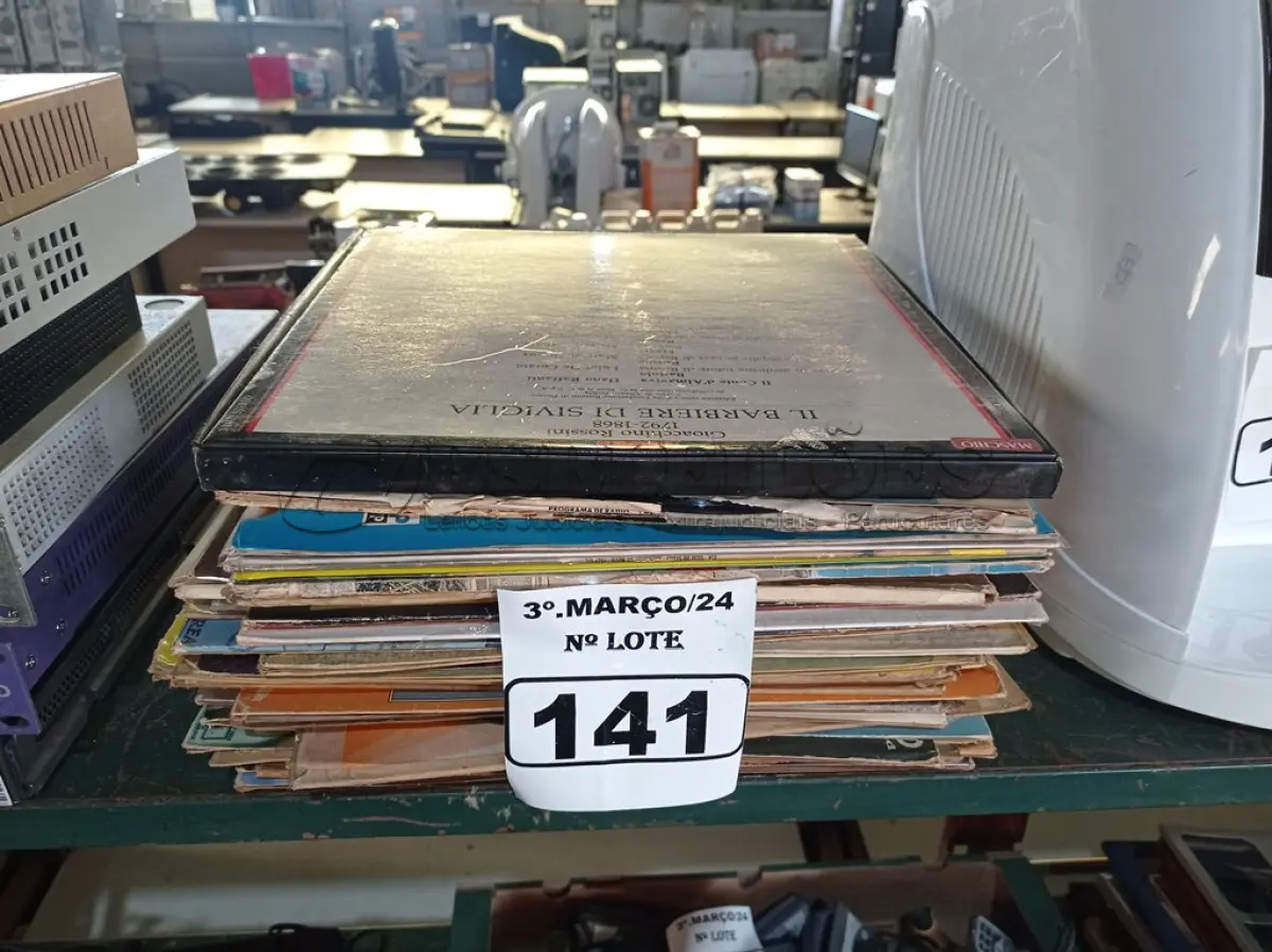 LOTE 141 - 01 LOTE COM VÁRIOS DISCOS DE VINIL. (NO ESTADO) ATENÇÃO! FAZER A VISITAÇÃO ANTES DE ARREMATAR, NÃO SABEMOS SE FUNCIONA. LEILÃO NÃO TEM GARANTIA E NEM DEVOLUÇÃO, SUJEITO A POSSÍVEIS AVARIAS VISÍVEIS/OCULTAS E/OU AUSÊNCIA DE COMPONENTES.