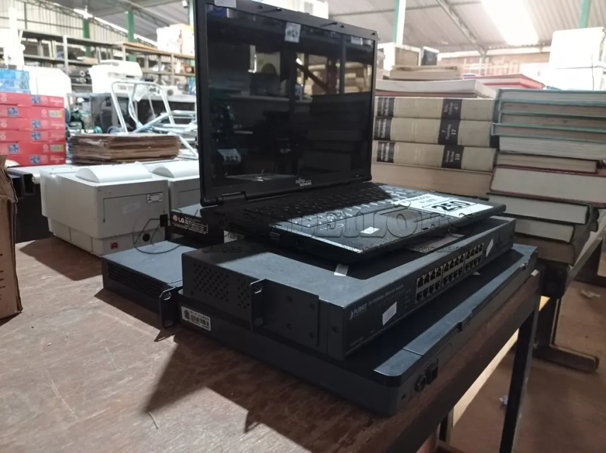 LOTE 250 - 01 SCANNER, 01 DVD, 02 SWITCHES E 01 NOTEBOOK MARCAS E MODELOS DIVERSOS. (NO ESTADO) ATENÇÃO! FAZER A VISITAÇÃO ANTES DE ARREMATAR, NÃO SABEMOS SE FUNCIONA. LEILÃO NÃO TEM GARANTIA E NEM DEVOLUÇÃO, SUJEITO A POSSÍVEIS AVARIAS VISÍVEIS/OCULTAS E/OU AUSÊNCIA DE COMPONENTES.