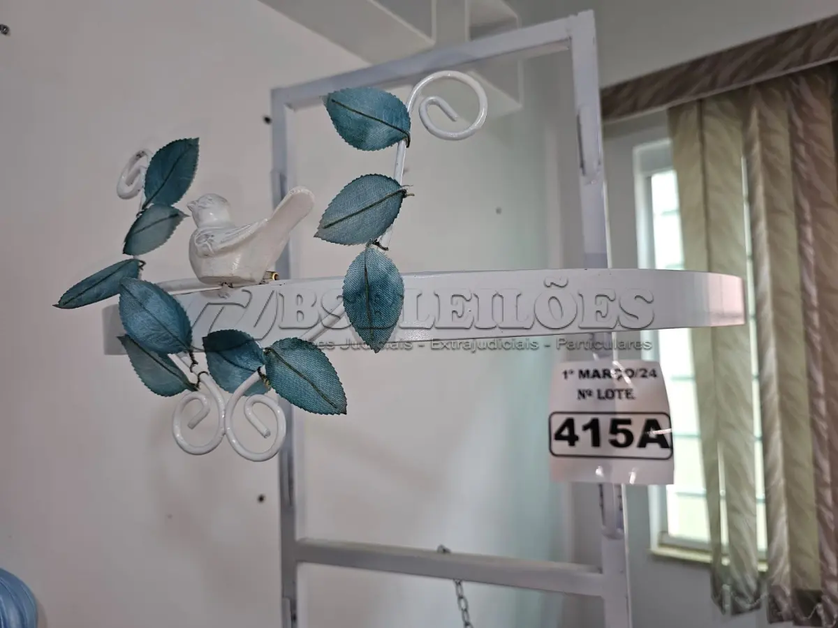 LOTE 415 - 01 DOSSEL BRANCO DE PAREDE PASSARINHOS COM FOLHAS. (NOVO) (NO ESTADO)