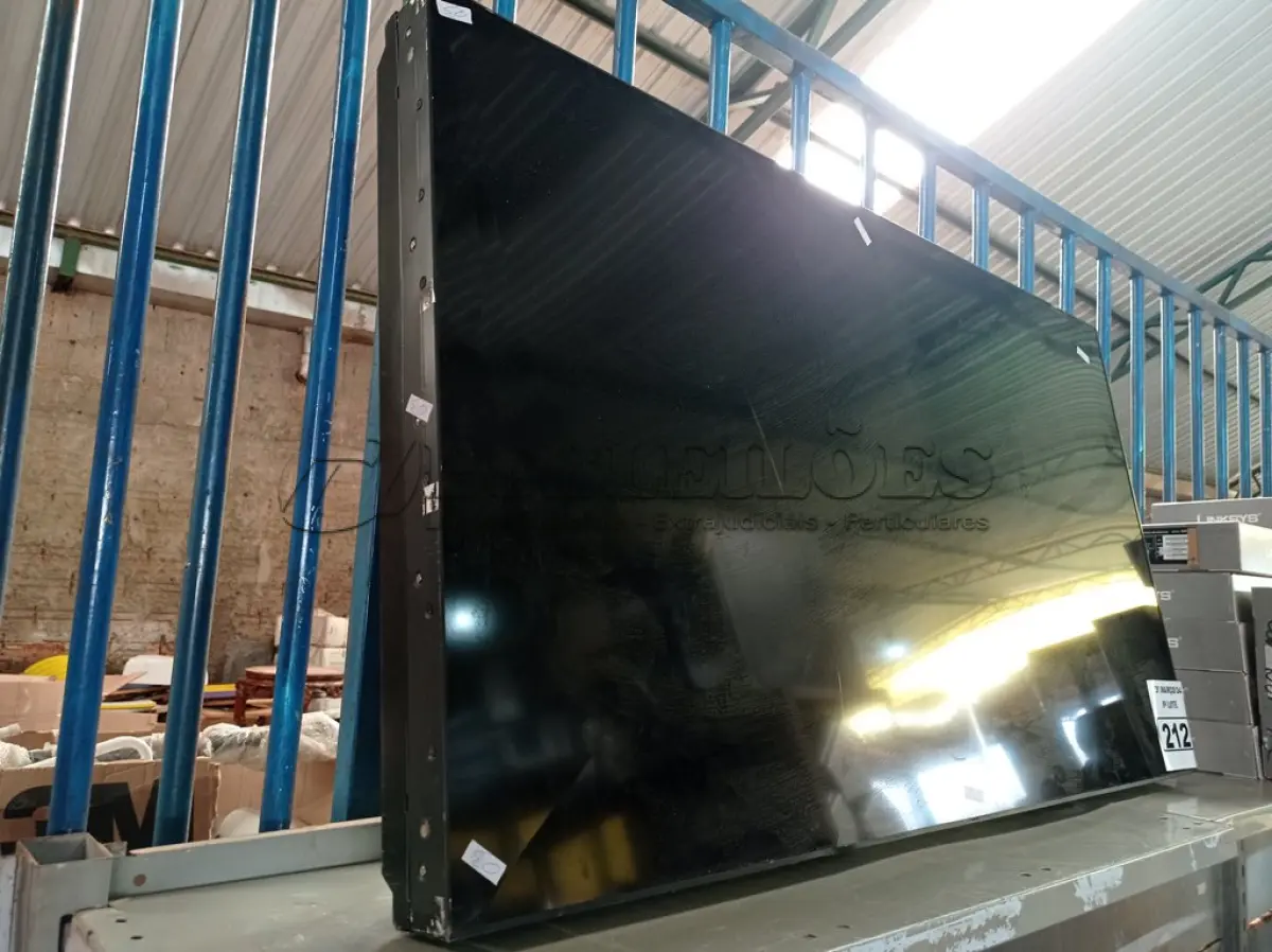LOTE 212 - 01 PAINEL ELETRÔNICO MARCA SAMSUNG COM AVARIAS PARA RETIRADA DE PEÇAS. (NO ESTADO) ATENÇÃO! FAZER A VISITAÇÃO ANTES DE ARREMATAR, NÃO SABEMOS SE FUNCIONA. LEILÃO NÃO TEM GARANTIA E NEM DEVOLUÇÃO, SUJEITO A POSSÍVEIS AVARIAS VISÍVEIS/OCULTAS E/OU AUSÊNCIA DE COMPONENTES.