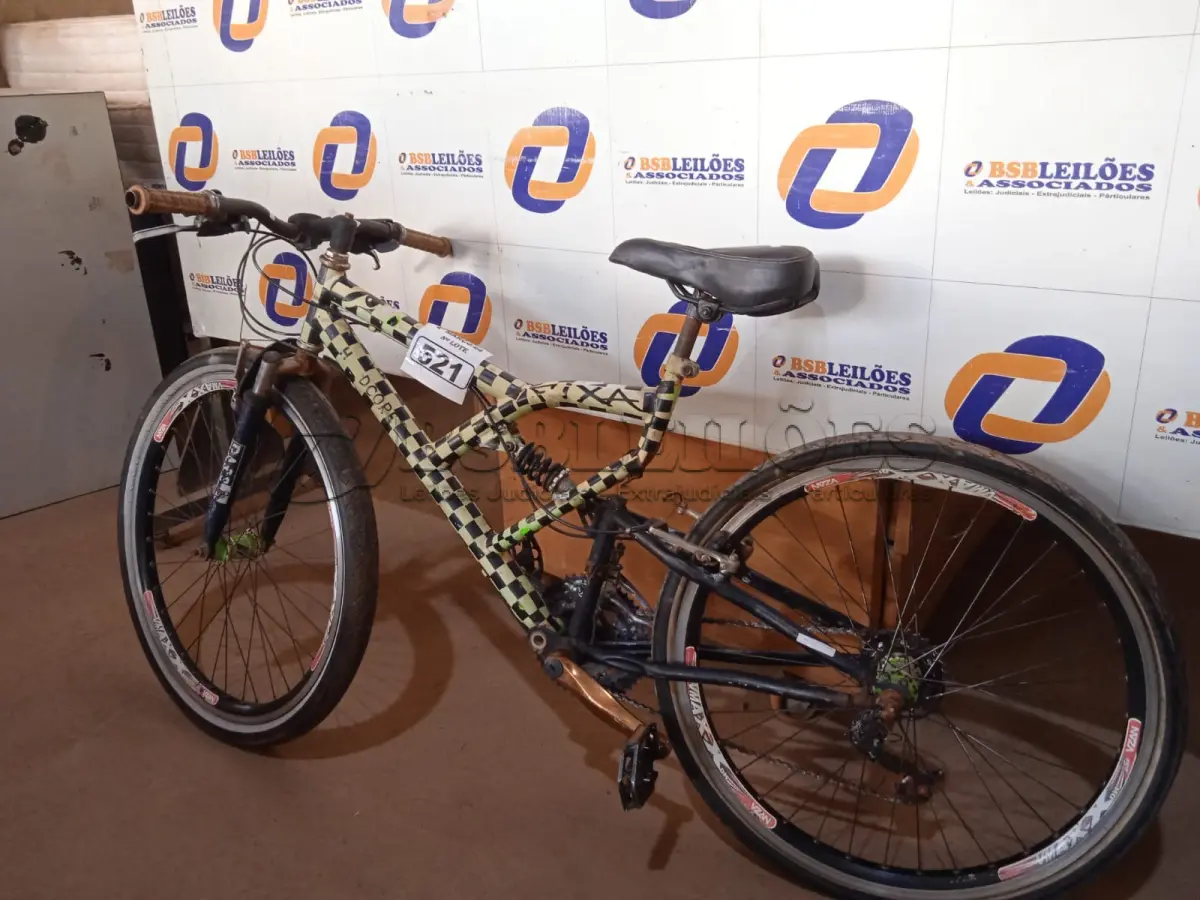 LOTE 521 - 01 BICICLETA COM QUADRO DE MOLA. (NO ESTADO) ATENÇÃO! FAZER A VISITAÇÃO ANTES DE ARREMATAR, NÃO SABEMOS SE FUNCIONA. LEILÃO NÃO TEM GARANTIA E NEM DEVOLUÇÃO, SUJEITO A POSSÍVEIS AVARIAS VISÍVEIS/OCULTAS E/OU AUSÊNCIA DE COMPONENTES.