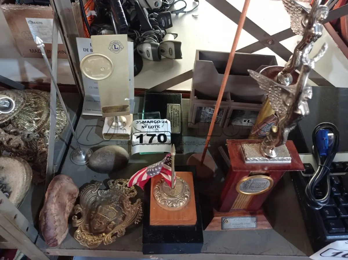 LOTE 170 - 01 LOTE COM VÁRIOS TROFÉUS. (NO ESTADO) ATENÇÃO! FAZER A VISITAÇÃO ANTES DE ARREMATAR, NÃO SABEMOS SE FUNCIONA. LEILÃO NÃO TEM GARANTIA E NEM DEVOLUÇÃO, SUJEITO A POSSÍVEIS AVARIAS VISÍVEIS/OCULTAS E/OU AUSÊNCIA DE COMPONENTES.