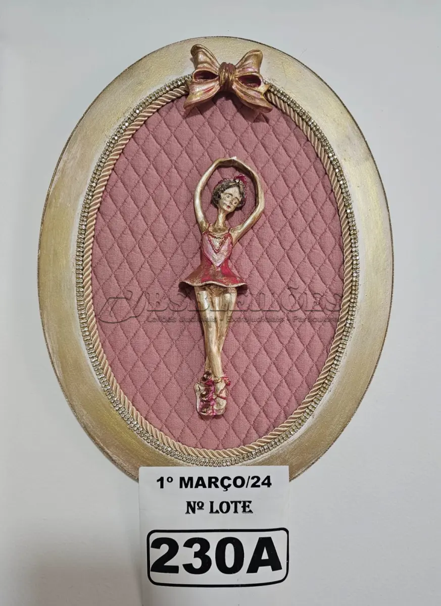 LOTE 230 - 01 QUADRO OVAL BAILARINA COM FUNDO EM TECIDO METALACÊ ROSA, LAÇO ROSA RESINA ENVELHECIDA COM TOQUE DOURADO (NOVO) (NO ESTADO)