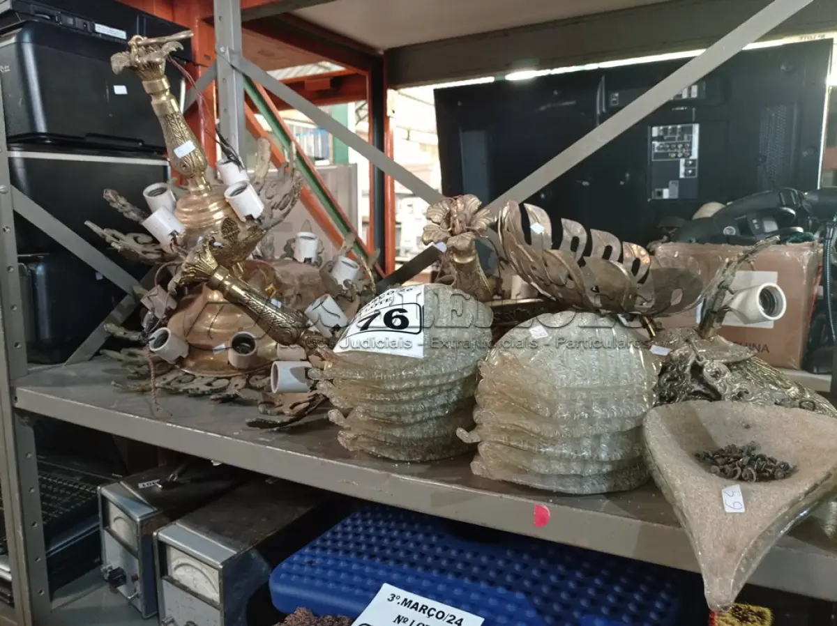 LOTE 176 - 03 LUSTRES EM METAL. (NO ESTADO) ATENÇÃO! FAZER A VISITAÇÃO ANTES DE ARREMATAR, NÃO SABEMOS SE FUNCIONA. LEILÃO NÃO TEM GARANTIA E NEM DEVOLUÇÃO, SUJEITO A POSSÍVEIS AVARIAS VISÍVEIS/OCULTAS E/OU AUSÊNCIA DE COMPONENTES.