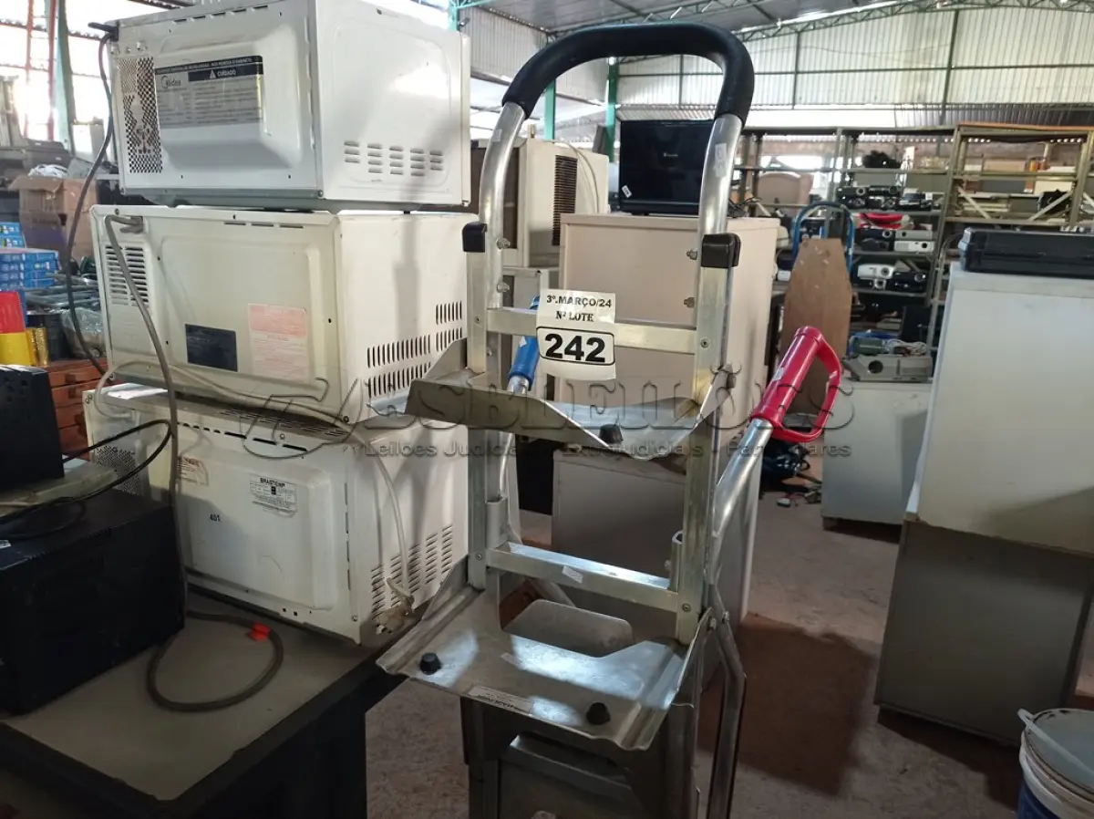 LOTE 242 - 01 CARRINHO PARA TRANSPORTE DE CARGAS. (NO ESTADO) ATENÇÃO! FAZER A VISITAÇÃO ANTES DE ARREMATAR, NÃO SABEMOS SE FUNCIONA. LEILÃO NÃO TEM GARANTIA E NEM DEVOLUÇÃO, SUJEITO A POSSÍVEIS AVARIAS VISÍVEIS/OCULTAS E/OU AUSÊNCIA DE COMPONENTES.