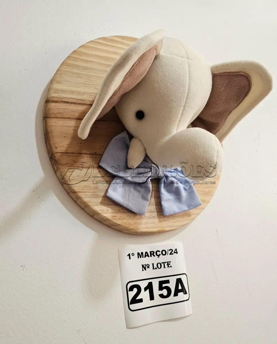 LOTE 215 - 01 QUADRO EM PINUS COM CABEÇA DE PELÚCIA ELEFANTE, LAÇO AZUL NO TEMA SAFARI. (NOVO) (NO ESTADO)