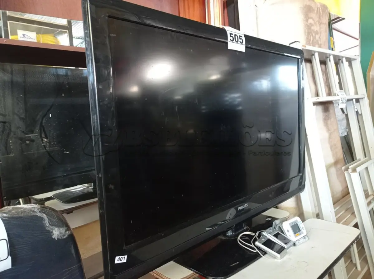 LOTE 505 - 01 TV PHILIPS, 02 CÂMERAS FOTOGRÁFICAS E 01 AFERIDOR DE PRESSÃO. (NO ESTADO) ATENÇÃO! FAZER A VISITAÇÃO ANTES DE ARREMATAR, NÃO SABEMOS SE FUNCIONA. LEILÃO NÃO TEM GARANTIA E NEM DEVOLUÇÃO, SUJEITO A POSSÍVEIS AVARIAS VISÍVEIS/OCULTAS E/OU AUSÊNCIA DE COMPONENTES.