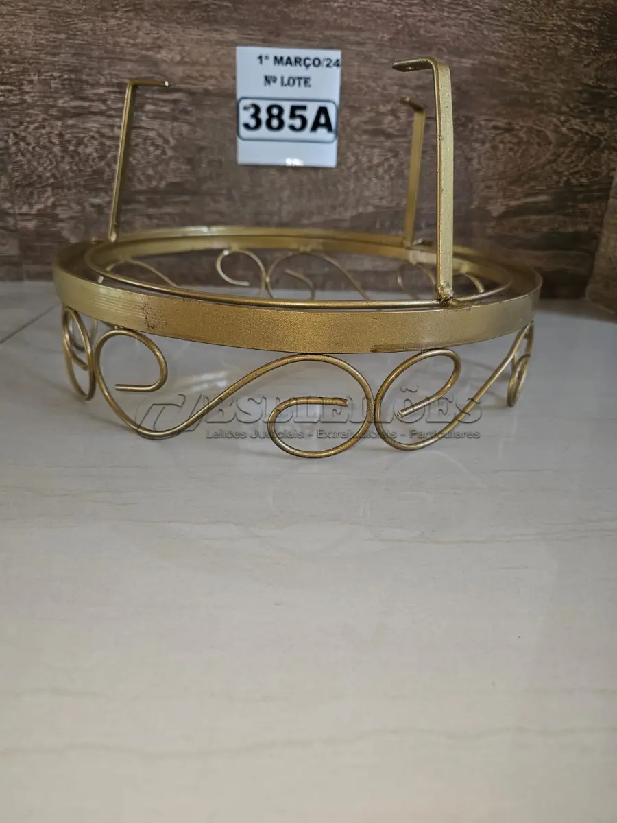 LOTE 385 - 01 DOSSEL DE TETO NA COR DOURADA COM DETALHES EM ARABESCO (NOVO) (NO ESTADO)