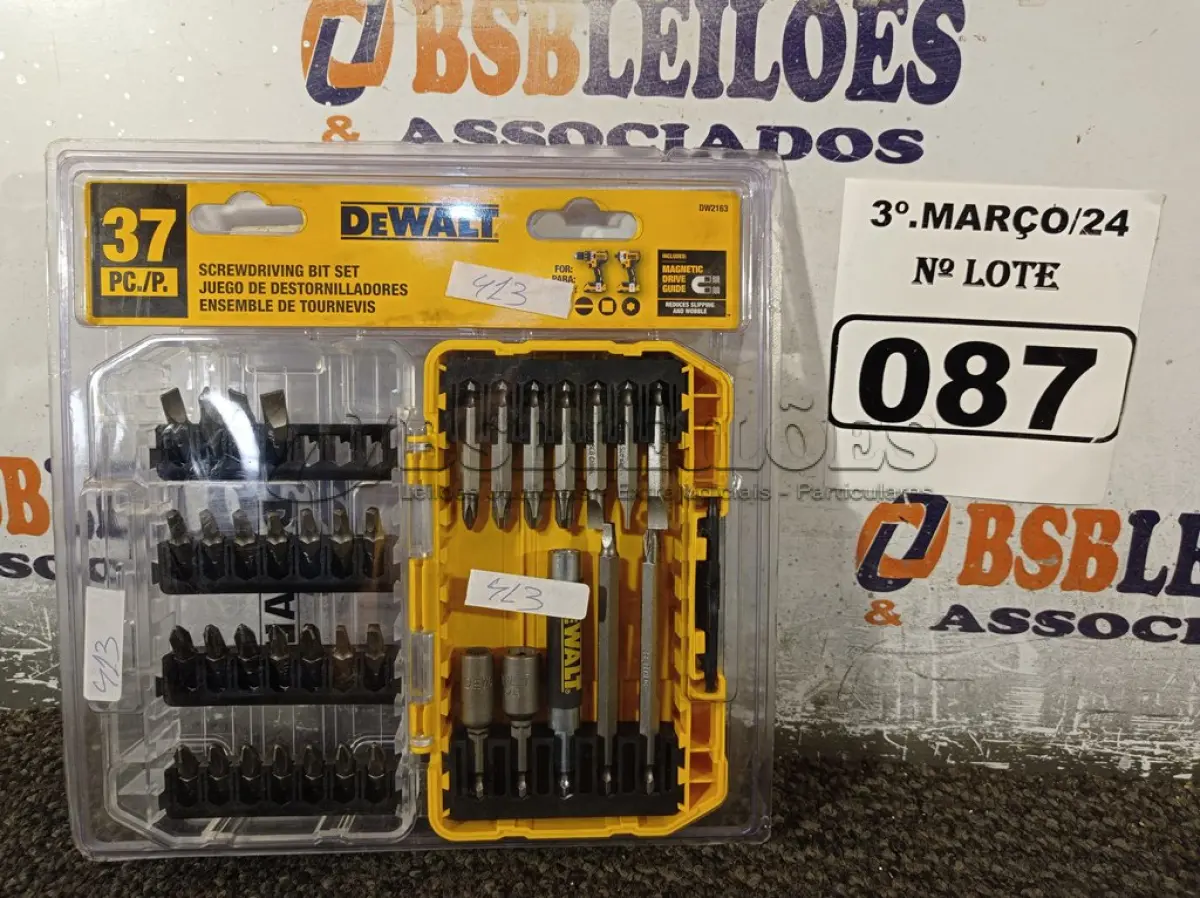 LOTE 087 - 01 KIT JOGO 37 PEÇAS PARA PARAFUSADEIRA DEWALT COM ESTOJO. (NO ESTADO) ATENÇÃO! FAZER A VISITAÇÃO ANTES DE ARREMATAR, NÃO SABEMOS SE FUNCIONA. LEILÃO NÃO TEM GARANTIA E NEM DEVOLUÇÃO, SUJEITO A POSSÍVEIS AVARIAS VISÍVEIS/OCULTAS E/OU AUSÊNCIA DE COMPONENTES.