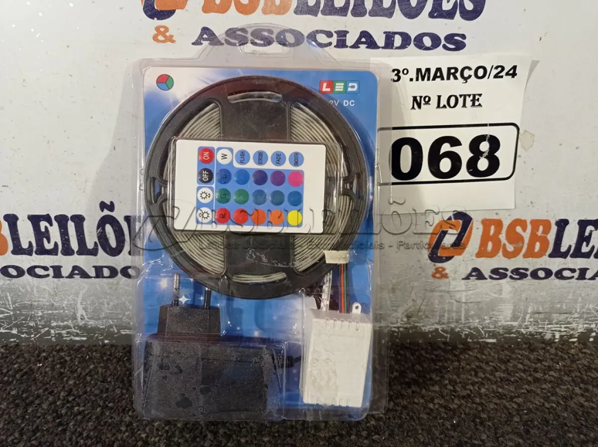 LOTE 068 - 01 JOGO DE FITA LED COM CONTROLE REMOTO. (NO ESTADO) ATENÇÃO! FAZER A VISITAÇÃO ANTES DE ARREMATAR, NÃO SABEMOS SE FUNCIONA. LEILÃO NÃO TEM GARANTIA E NEM DEVOLUÇÃO, SUJEITO A POSSÍVEIS AVARIAS VISÍVEIS/OCULTAS E/OU AUSÊNCIA DE COMPONENTES.