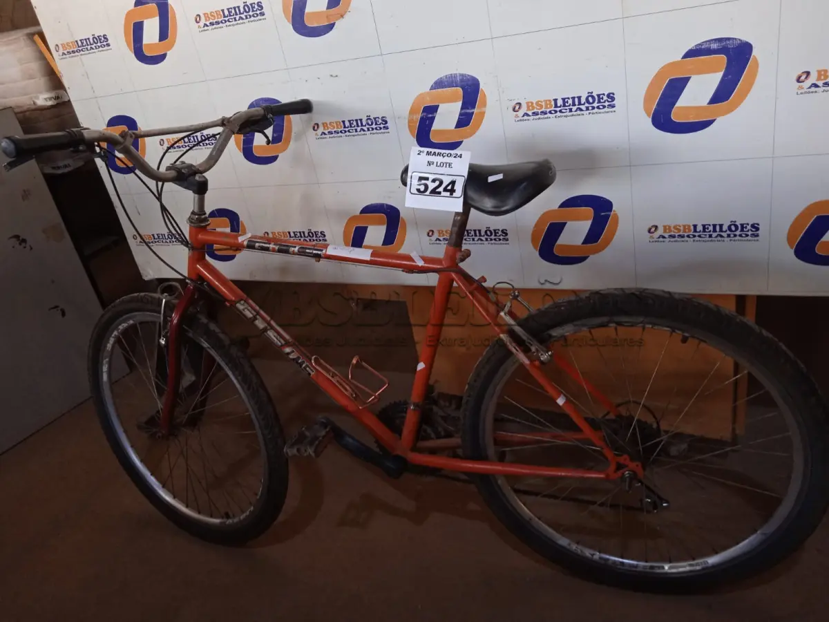 LOTE 524 - 01 BICICLETA GTS ARO 26. (NO ESTADO) ATENÇÃO! FAZER A VISITAÇÃO ANTES DE ARREMATAR, NÃO SABEMOS SE FUNCIONA. LEILÃO NÃO TEM GARANTIA E NEM DEVOLUÇÃO, SUJEITO A POSSÍVEIS AVARIAS VISÍVEIS/OCULTAS E/OU AUSÊNCIA DE COMPONENTES.