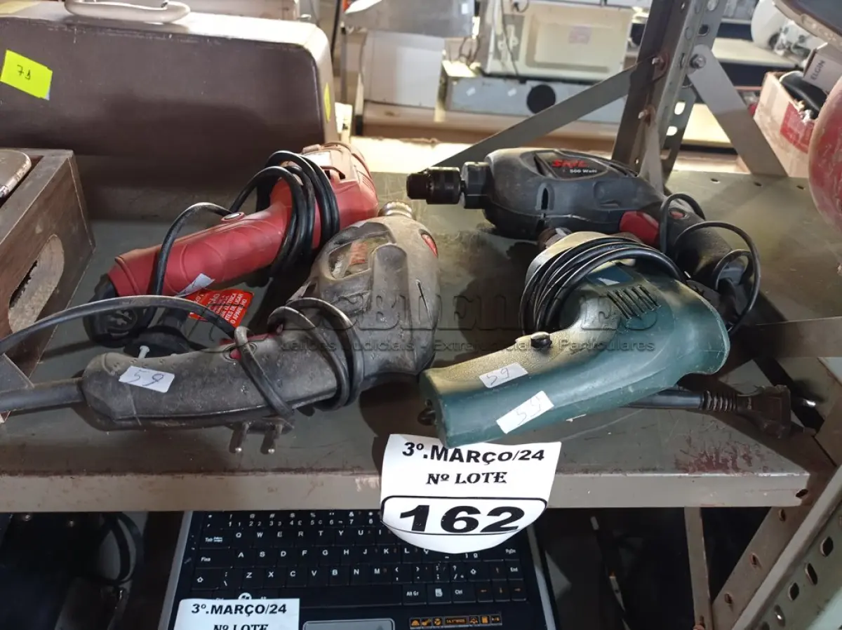LOTE 162 - 04 FURADEIRAS MARCAS E MODELOS DIVERSOS. (NO ESTADO) ATENÇÃO! FAZER A VISITAÇÃO ANTES DE ARREMATAR, NÃO SABEMOS SE FUNCIONA. LEILÃO NÃO TEM GARANTIA E NEM DEVOLUÇÃO, SUJEITO A POSSÍVEIS AVARIAS VISÍVEIS/OCULTAS E/OU AUSÊNCIA DE COMPONENTES.