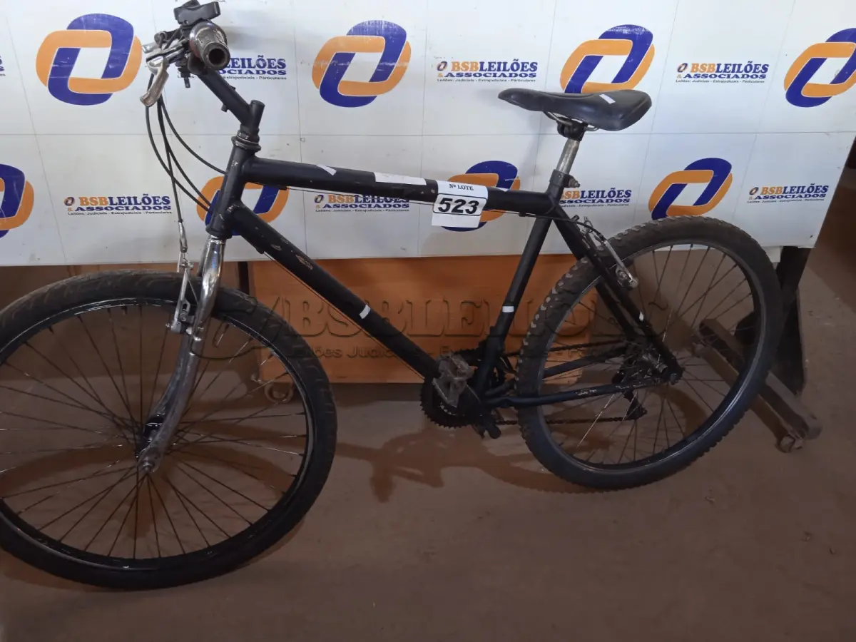 LOTE 523 - 01 BICICLETA ARO 26. (NO ESTADO) ATENÇÃO! FAZER A VISITAÇÃO ANTES DE ARREMATAR, NÃO SABEMOS SE FUNCIONA. LEILÃO NÃO TEM GARANTIA E NEM DEVOLUÇÃO, SUJEITO A POSSÍVEIS AVARIAS VISÍVEIS/OCULTAS E/OU AUSÊNCIA DE COMPONENTES.